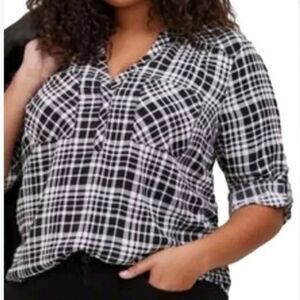 Torrid size 2X Harper blouse Crepe de Chine black white plaid NWOT